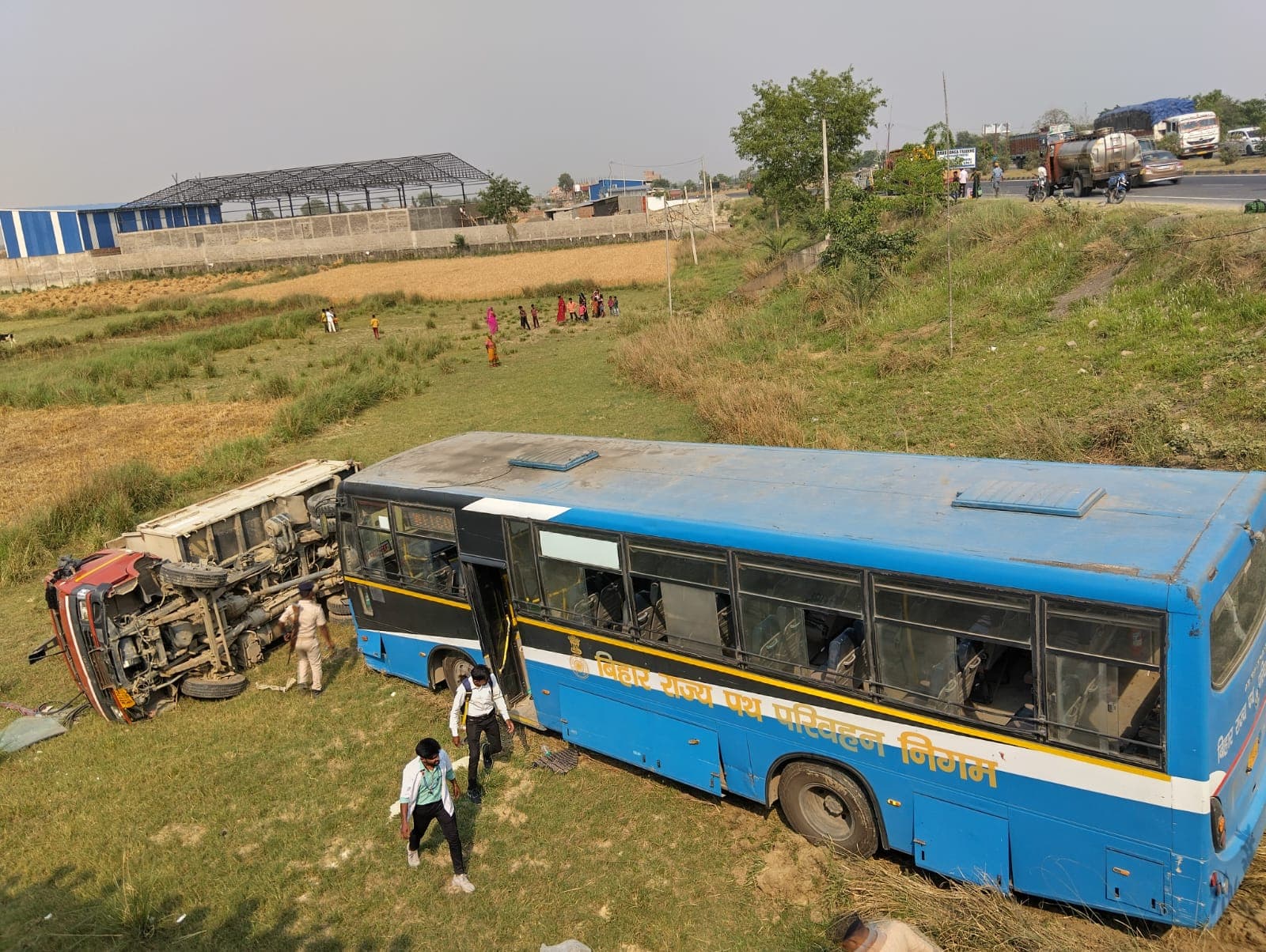 Bihar road Accident: ट्रक और बस की टक्कर में ट्रक रोड से 20 फुट नीचे खेत में पलटी, आधे दर्जन लोग घायल