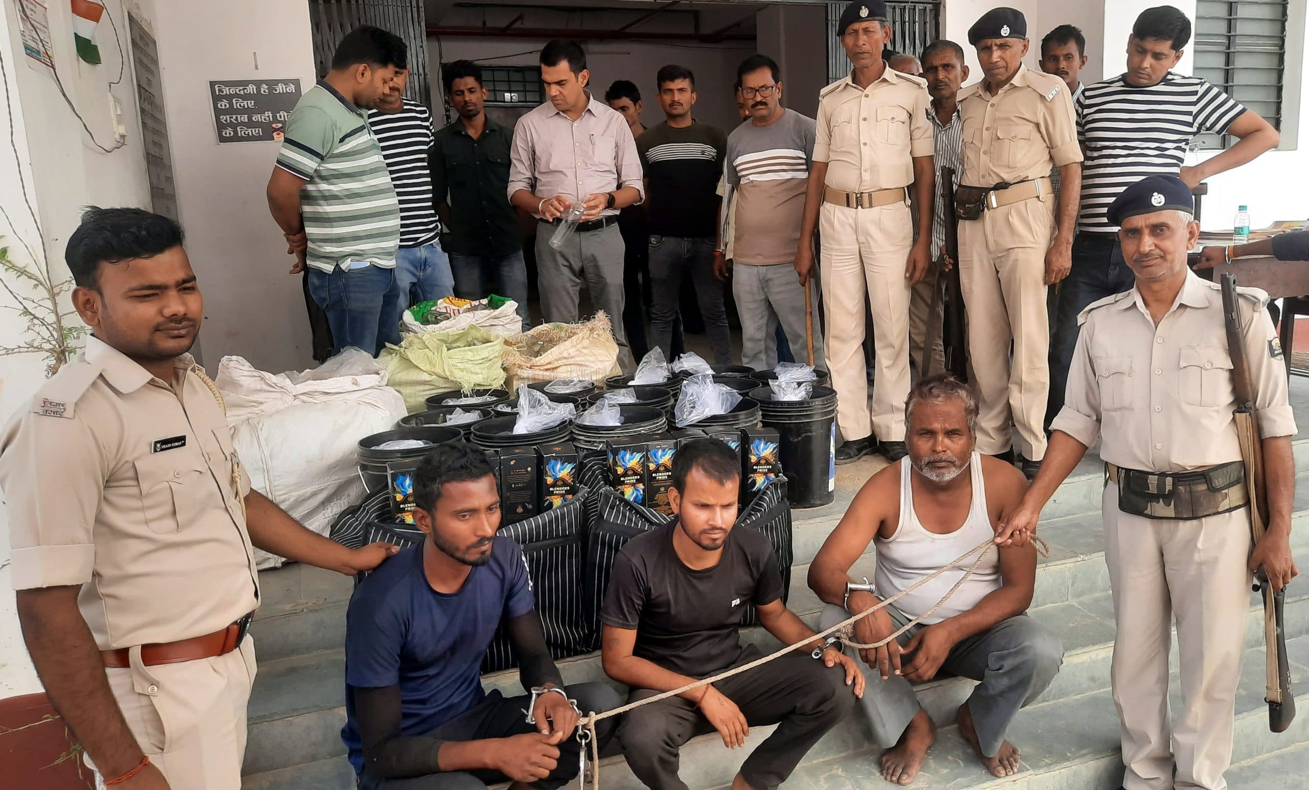 Bihar Liquor Ban: दिल्ली से आ रही वॉल्वो बस में बने तहखाने से 36 कार्टून विदेशी शराब बरामद, चालक समेत तीन गिरफ्तार 