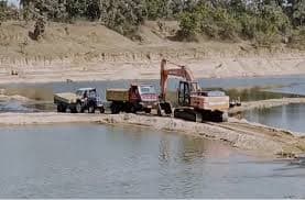 Bihar: दिनदहाड़े की जा रही सफेद बालू की चोरी, बालू माफियाओं ने नदी के बीच बना डाला है रास्ता