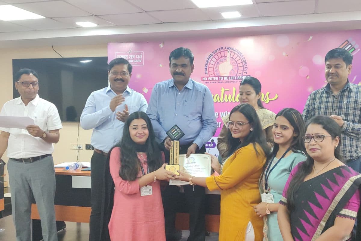 सीईओ के रवि कुमार ने झारखंड वोटर अवेयरनेस कॉन्टेस्ट के विजेताओं को किया पुरस्कृत, बोले-जागरूकता से बढ़ेगा वोटिंग प्रतिशत