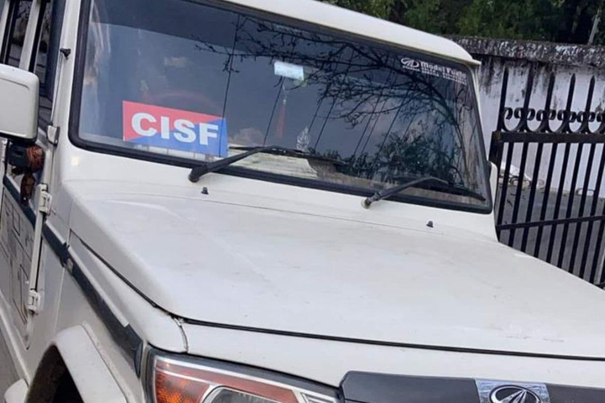 सीआईएसएफ का बोर्ड लगी जब्त गाड़ी