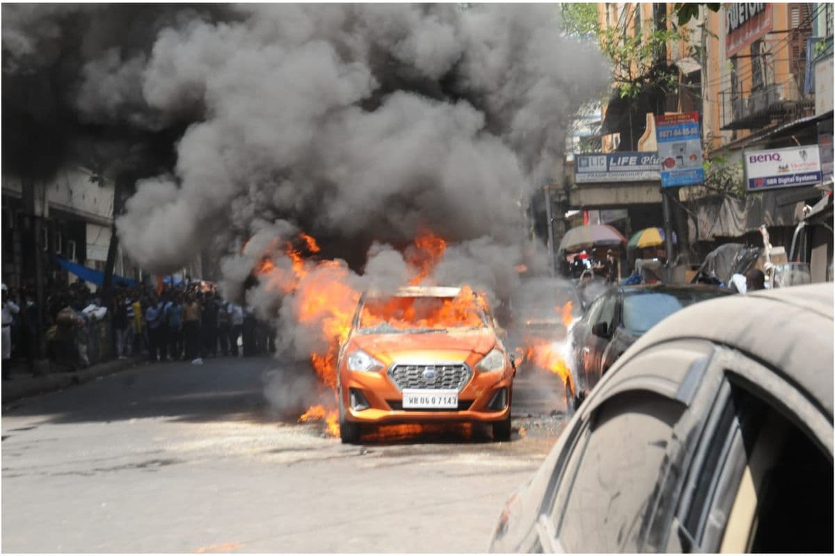 WB News : अचानक सड़क पर खड़ी कार में लगी भयावह आग, लोगों में मचा हड़कंप