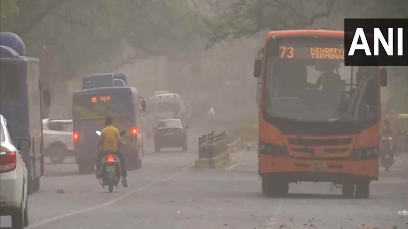 Delhi Weather: दिल्ली NCR में अचानक बदला मौसम, तेज आंधी के बाद भारी बारिश, कई उड़ानें डायवर्ट