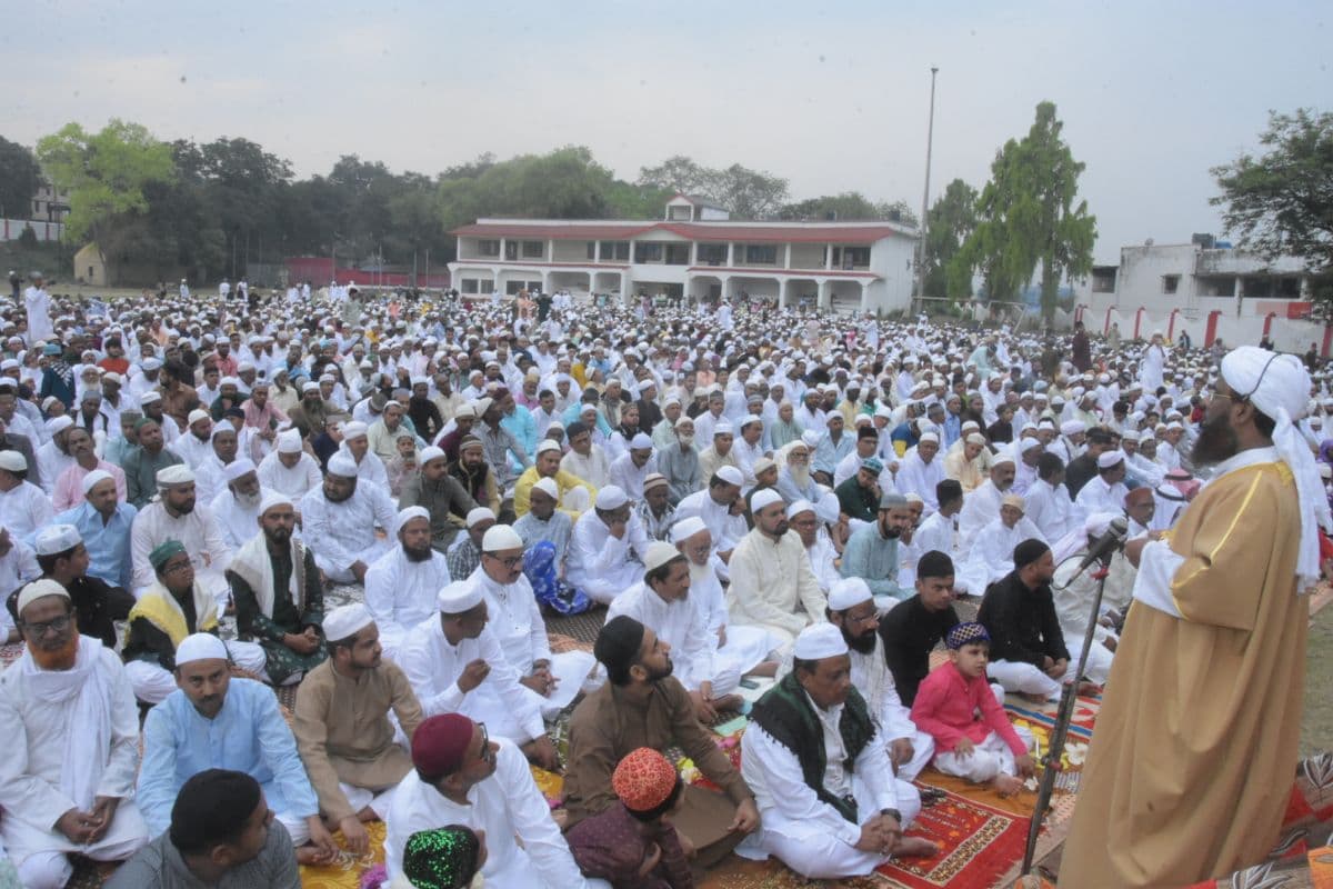 Eid 2024: धनबाद में अकीदतमंदों ने अपनों संग मनायीं ईद की खुशियां, गले लगकर कहा-ईद मुबारक