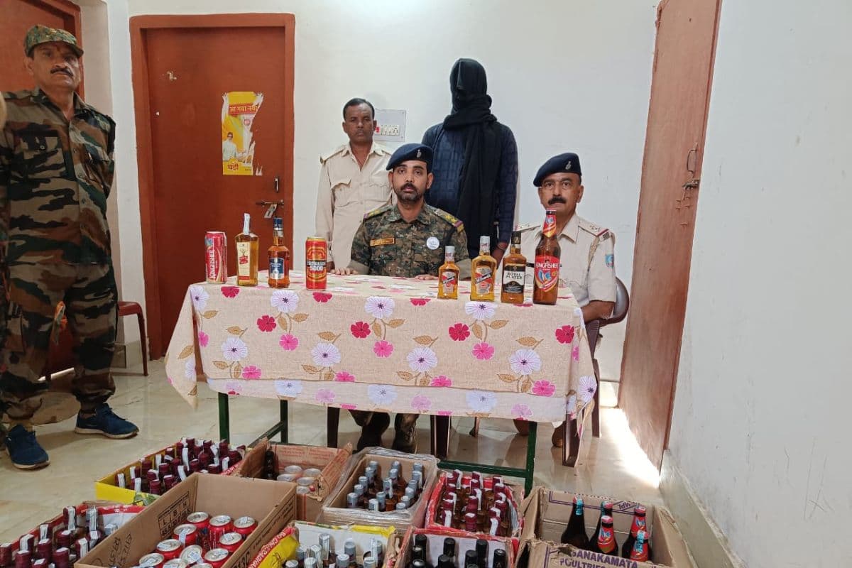 गिरिडीह में 178 बोतल विदेशी शराब के साथ तस्कर गिरफ्तार, बोरे में भरकर बाइक से कर रहा था तस्करी