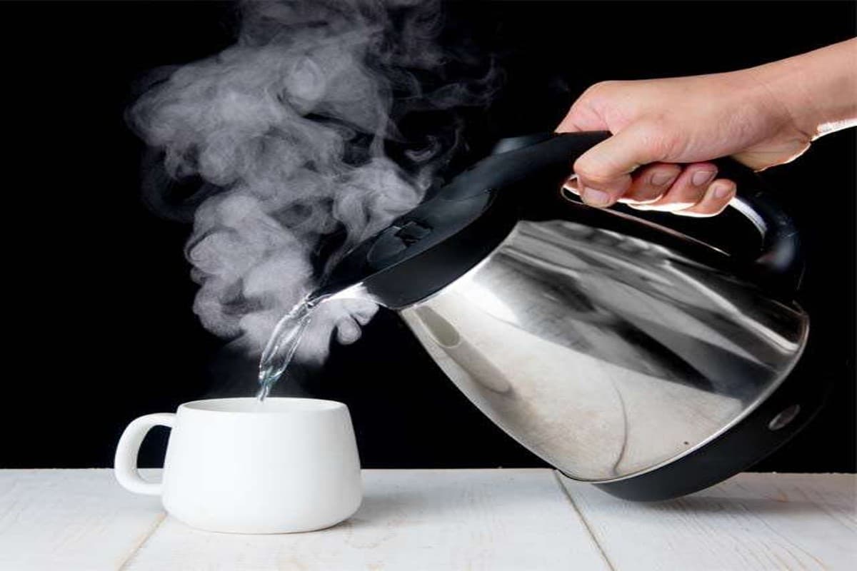 Health Tips: गर्मी में रोजाना पिएं गर्म पानी, कंट्रोल में रहेंगी ये बीमारियों