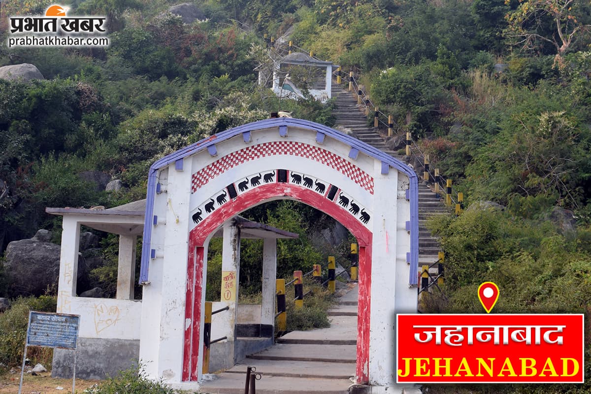 मखदुमपुर स्टेशन के समीप ट्रेन से गिरकर युवक घायल