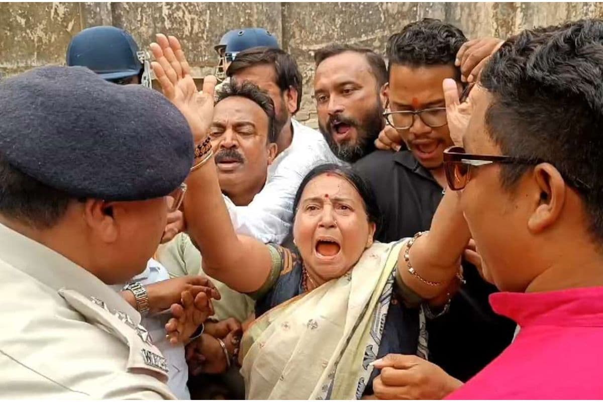 Lok Sabha election 2024 : सिलीगुड़ी में बीजेपी विधायक शिखा चट्टोपाध्याय के साथ पुलिस की हुई धक्का-मुक्की