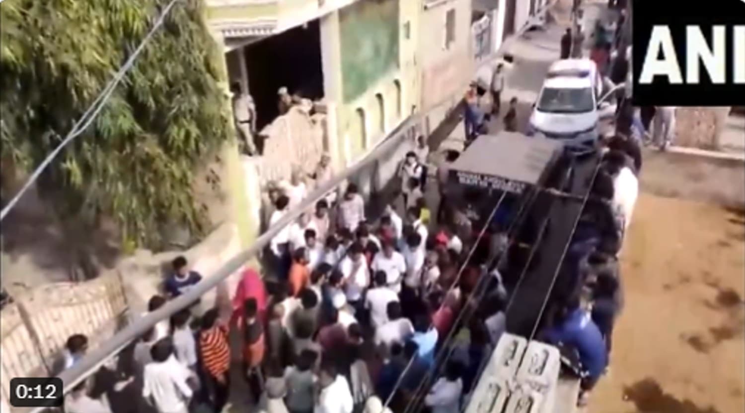 Leopard in Delhi : दिल्ली में तेंदुए की दहशत, तीन को किया घायल, छत पर चढ़े लोग