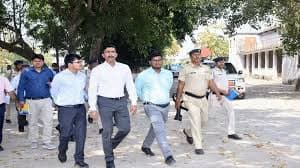 Loksabha Election 2024: मतदान केंद्रों पर मूलभूत सुविधाएं उपलब्ध कराने को लेकर जिला प्रशासन ने कसी कमर, बोले डीएम, जहां बिजली नहीं, वहां तुरंत अस्थायी कनेक्शन लें