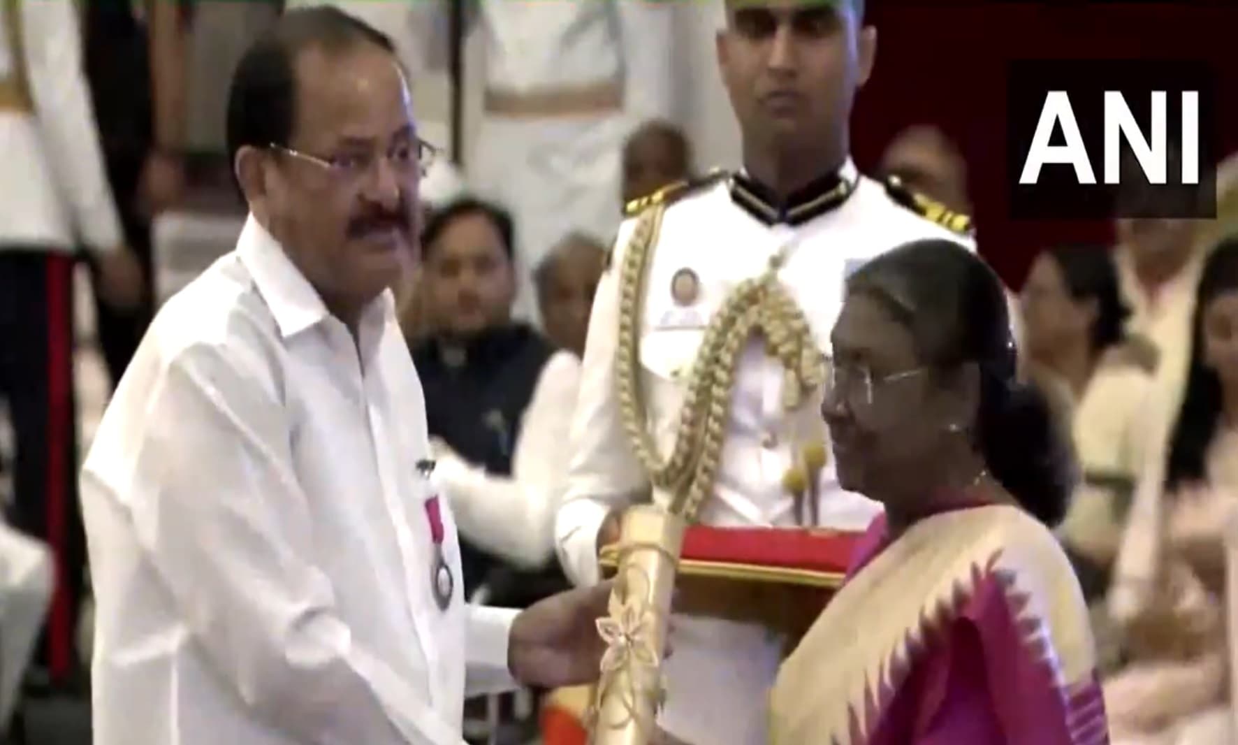 Padma Awards 2024: राष्ट्रपति द्रौपदी मुर्मू ने पूर्व उपराष्ट्रपति एम वेंकैया नायडू को पद्म विभूषण से किया सम्मानित