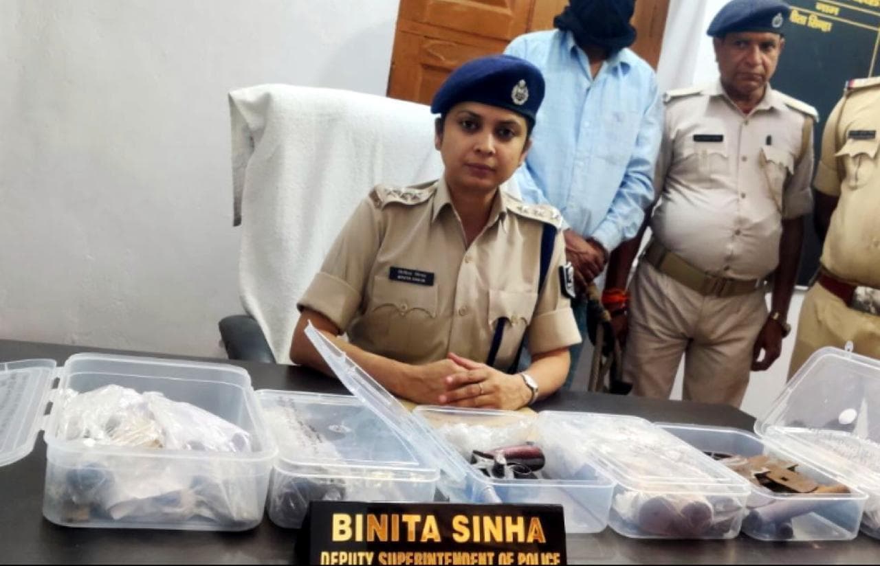 Muzaffarpur: मझौलिया में मिनी गन फैक्ट्री का खुलासा, दीवान पलंग के बॉक्स से अर्धनिर्मित लोहे का हथियार बरामद