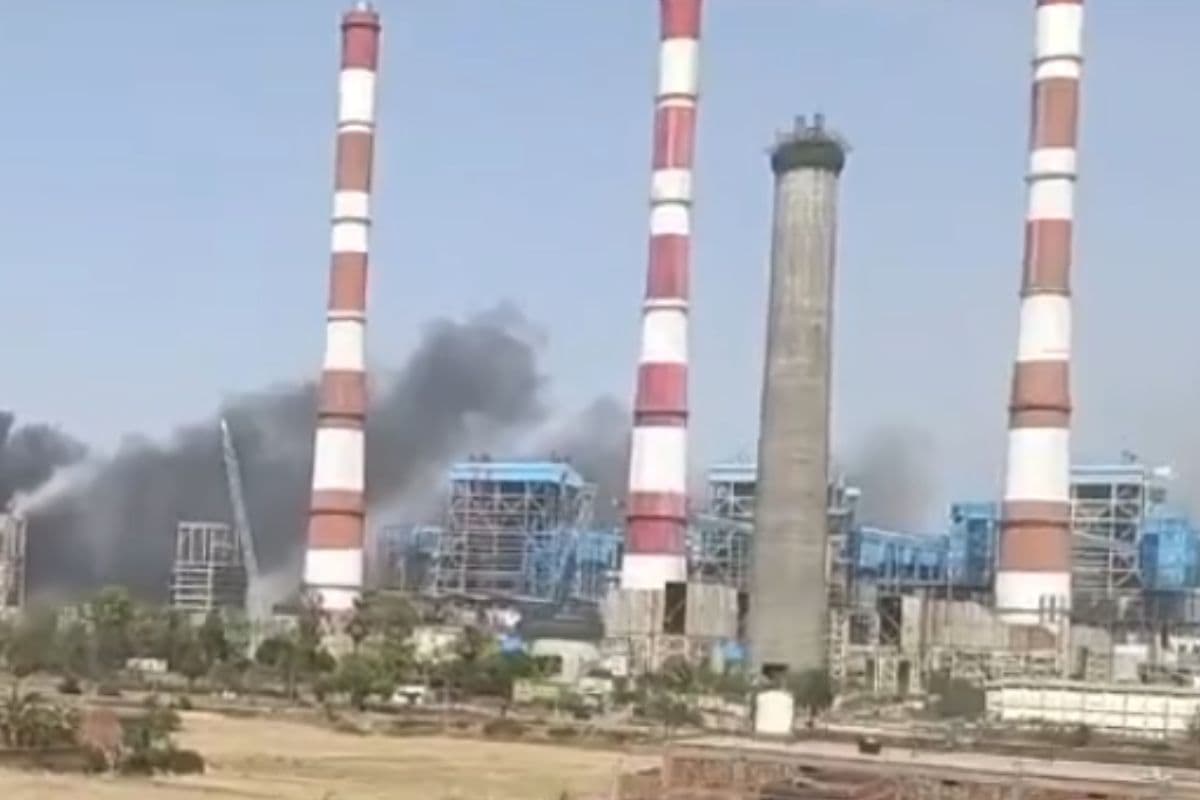 चतरा के एनटीपीसी नॉर्थ कर्णपुरा पावर प्लांट में लगी आग, काबू पाने में जुटे दमकलकर्मी