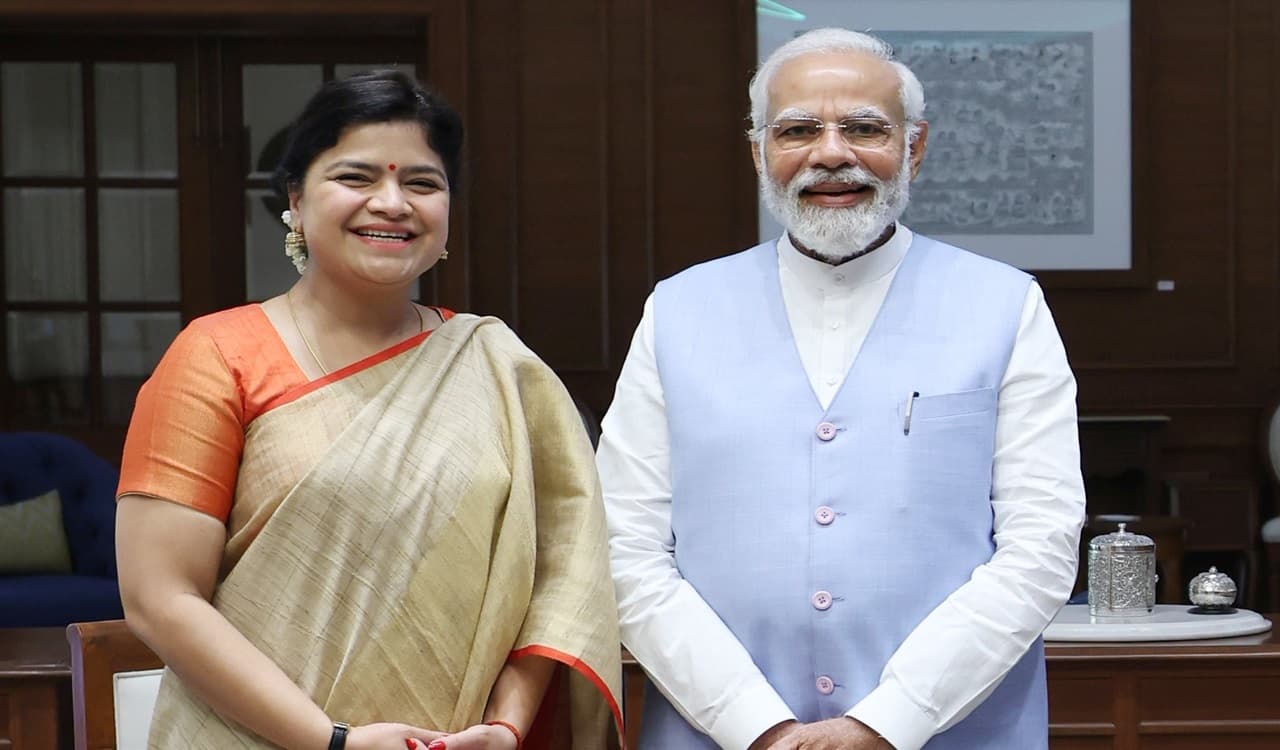 Poonam Mahajan: टिकट कटने के बाद पूनम महाजन की पहली प्रतिक्रिया, भावुक मन से लिखा पोस्ट