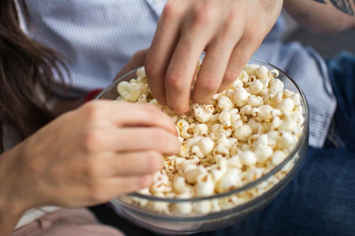 Popcorn: एक्सपर्ट से जानिए पॉपकॉर्न खाने के फायदे और नुकसान