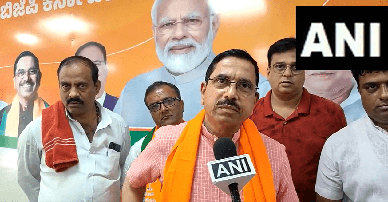 Lok Sabha Election 2024: 'बोगस पार्टी है कांग्रेस, जो वादें तोड़ती है..' प्रह्लाद जोशी ने किया जोरदार हमला