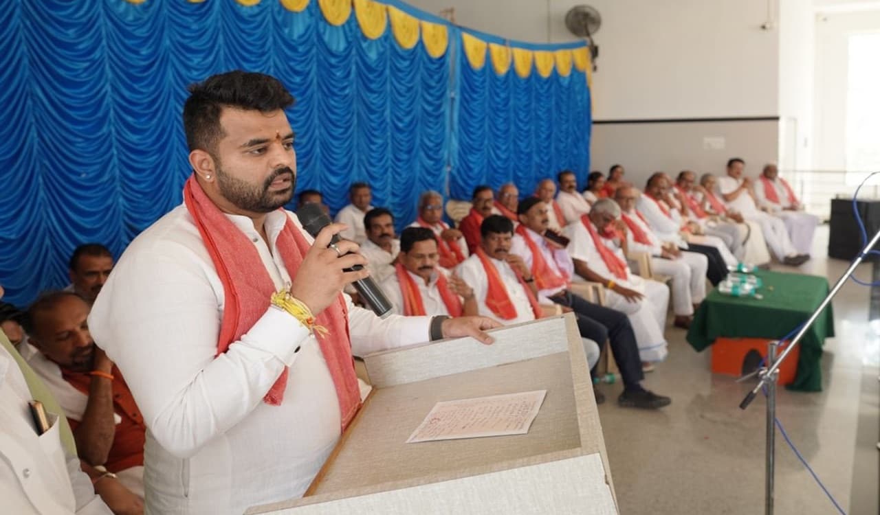 Prajwal Revanna Scandal: पूर्व पीएम एचडी देवेगौड़ा के पोते प्रज्वल रेवन्ना स्कैंडल में फंसे, यौन उत्पीड़न का आरोप