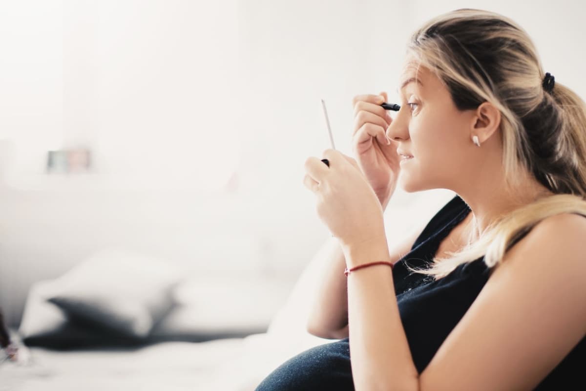 Bizarre News: इस प्रेगनेंट महिला ने दर्द से ध्यान हटाने के लिए लिया मेकअप का सहारा, मामला जानकर लोग हैं हैरान