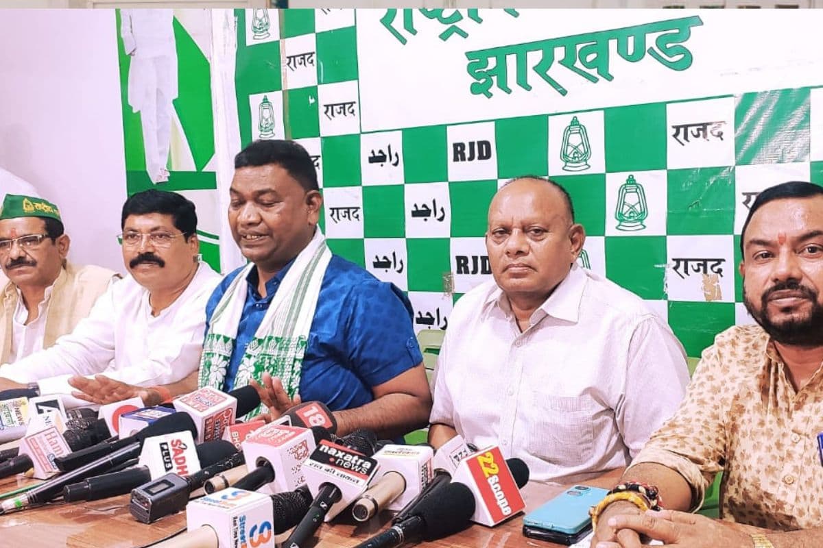 पत्रकारों को जानकारी देते संजय कुमार सिंह यादव व सत्यानंद भोक्ता