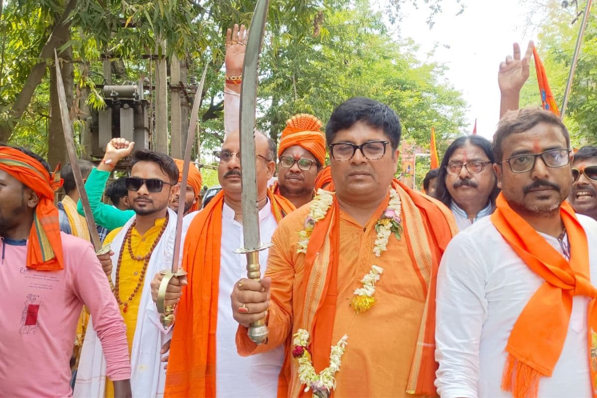 WB News : हाईकोर्ट के निर्देश के बावजूद राम नवमी रैली में हाथों में अस्त्र लेकर भांजते दिखे भाजपा प्रार्थी और जिला नेता