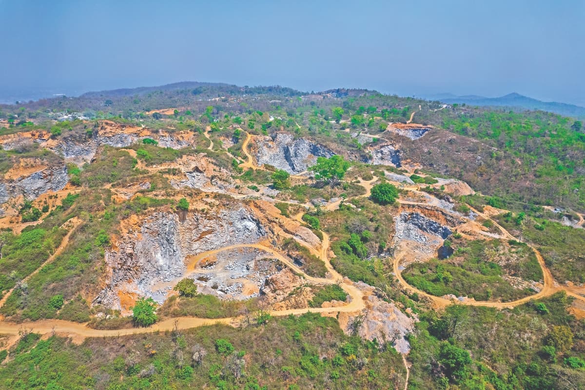 Exclusive News : रांची के चुटूपालू घाटी में मिट रहा पहाड़ों का अस्तित्व जहां 150 फीट ऊंचे पहाड़ थे, वहां अब हैं गहरे गड्ढे