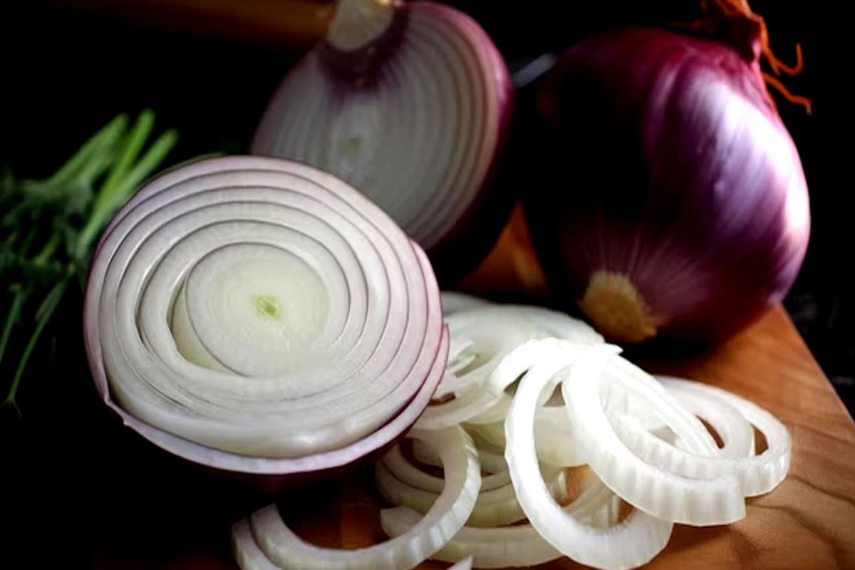 Raw Onion Benefits: कच्चे प्याज में है औषधीय गुण, इसके खाने से दूर रहती हैं ये गंभीर बीमारियां