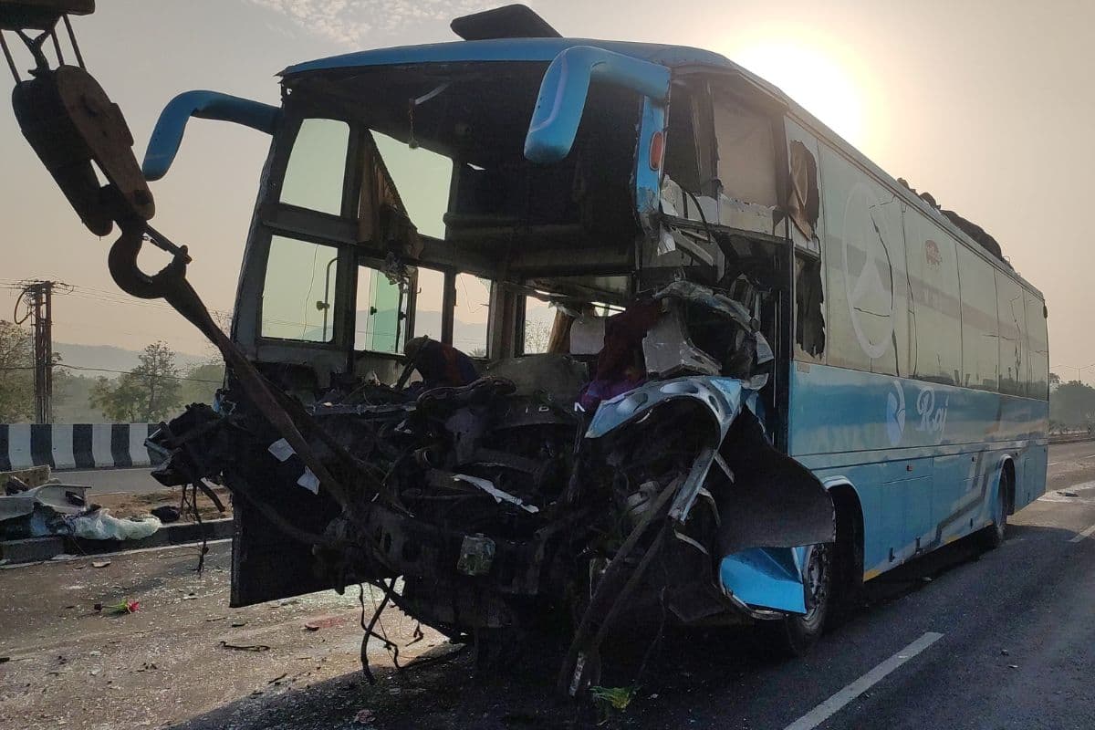 झारखंड: कोलकाता से नवादा जा रही बस ने ट्रक में मारी टक्कर, ड्राइवर की मौत, दर्जनभर यात्री घायल, दो की हालत नाजुक