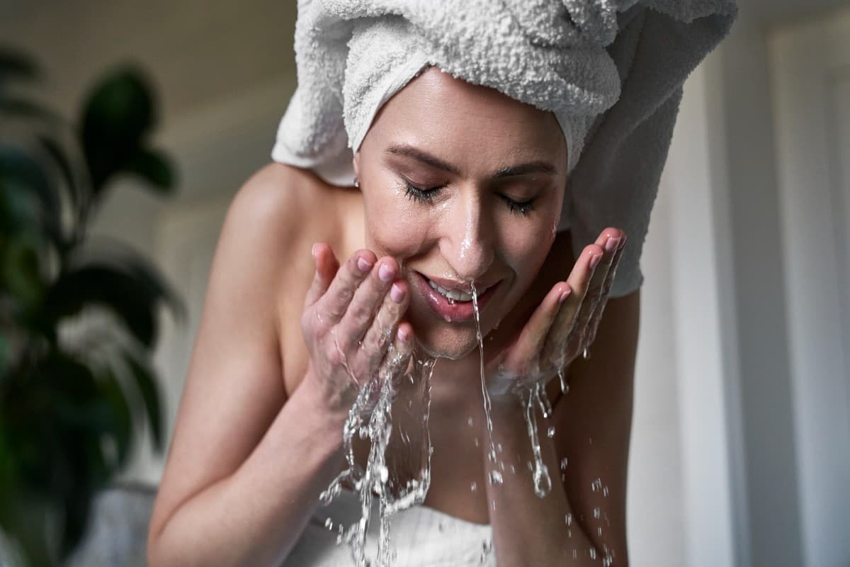 Salt Water Face Wash Benefits: क्या होगा जब नमक के पानी से चेहरा को धोया जाएं, स्किन एक्सपर्ट से जानें