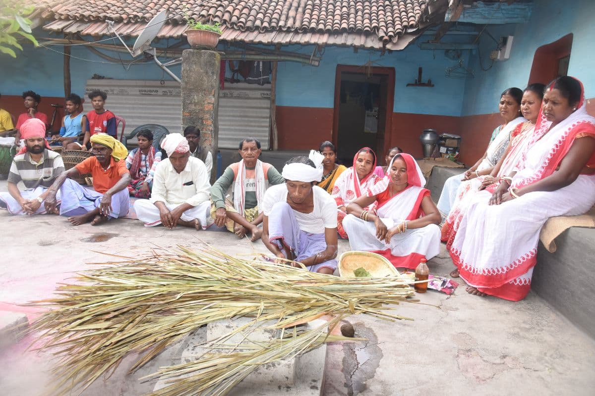 जमशेदपुर में 20 मई को मनेगा सेंदरा पर्व, दलमा राजा राकेश हेंब्रम ने सेंदरा वीरों को बांटा खजूर पत्ते से बना पारंपरिक निमंत्रण पत्र ‘गिरा सकाम’