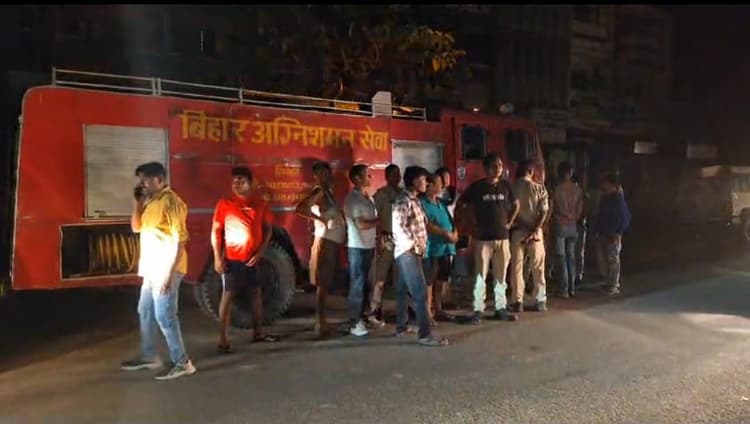 Siwan News: एलआईसी बिल्डिंग में शाट सर्किट से लगी भीषण आग, इंडीयन बुल्स जिम जलकर हुआ खाक