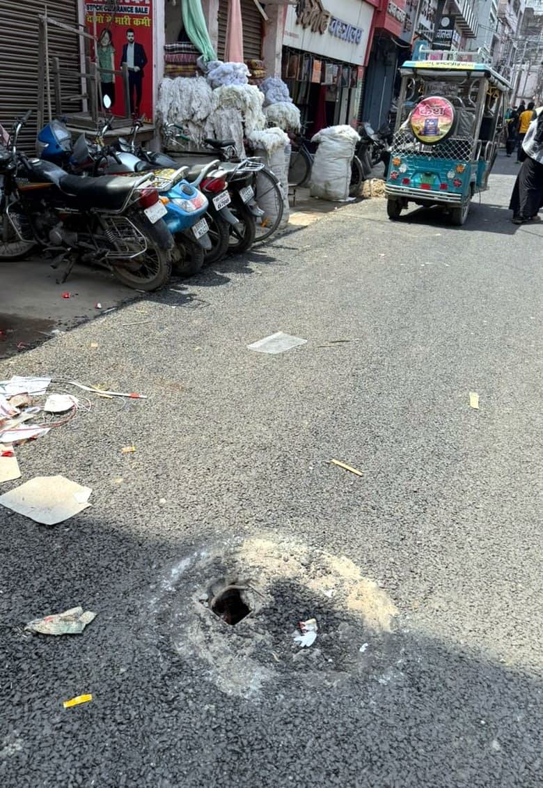 Smart City: सीवरेज लाइन का मेनहोल दरका, निर्माण की खुली पोल