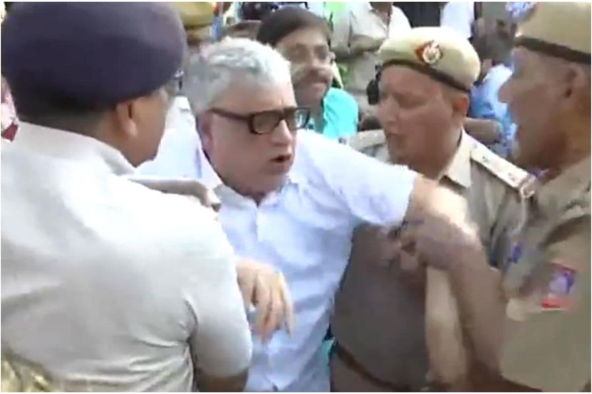 पश्चिम बंगाल : चुनाव आयोग के सामने प्रदर्शन कर रहे सांसदों को दिल्ली पुलिस ने लिया हिरासत में