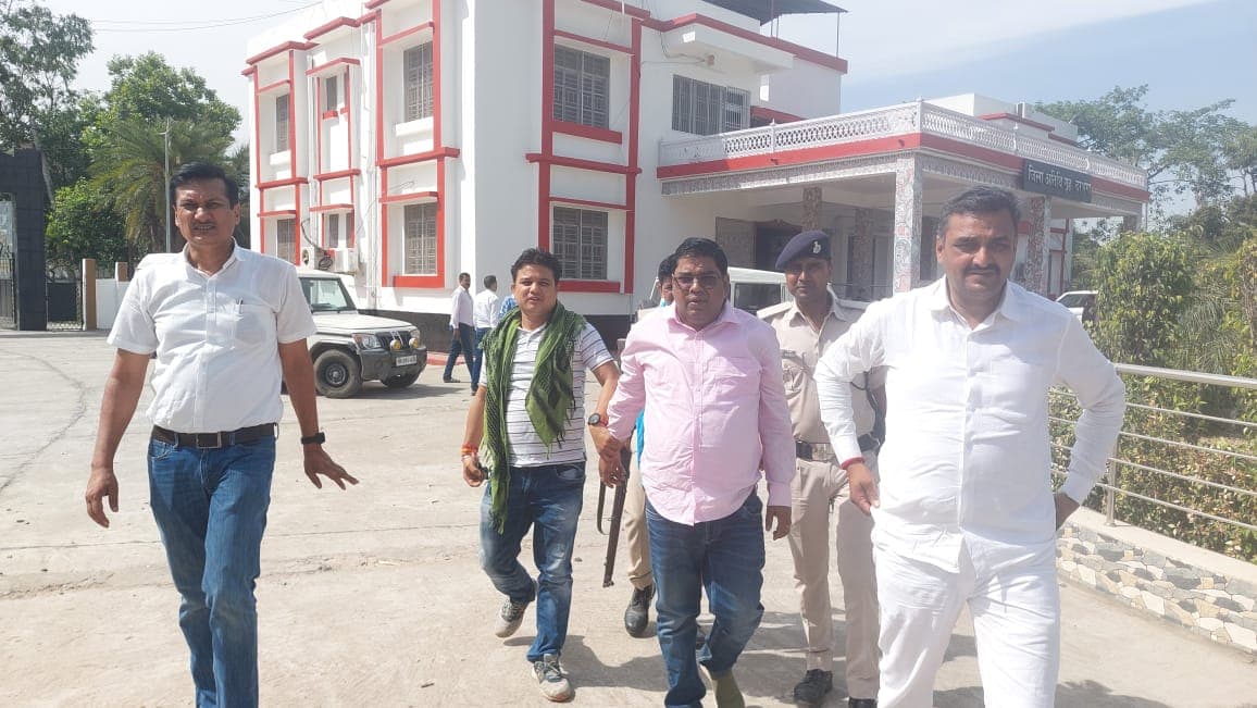 दरभंगा में निगरानी की टीम ने की कार्रवाई, बिजली विभाग के दो अधिकारी को 40,000 रिश्वत लेते रंगे हाथ किया गिरफ्तार