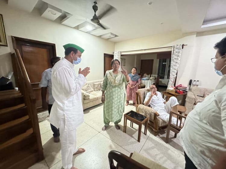 कैंसर से जूझ रहे सुशील मोदी से मिलने पहुंचे तेज प्रताप यादव, कहा- मुझसे रहा नहीं गया तो आ गया