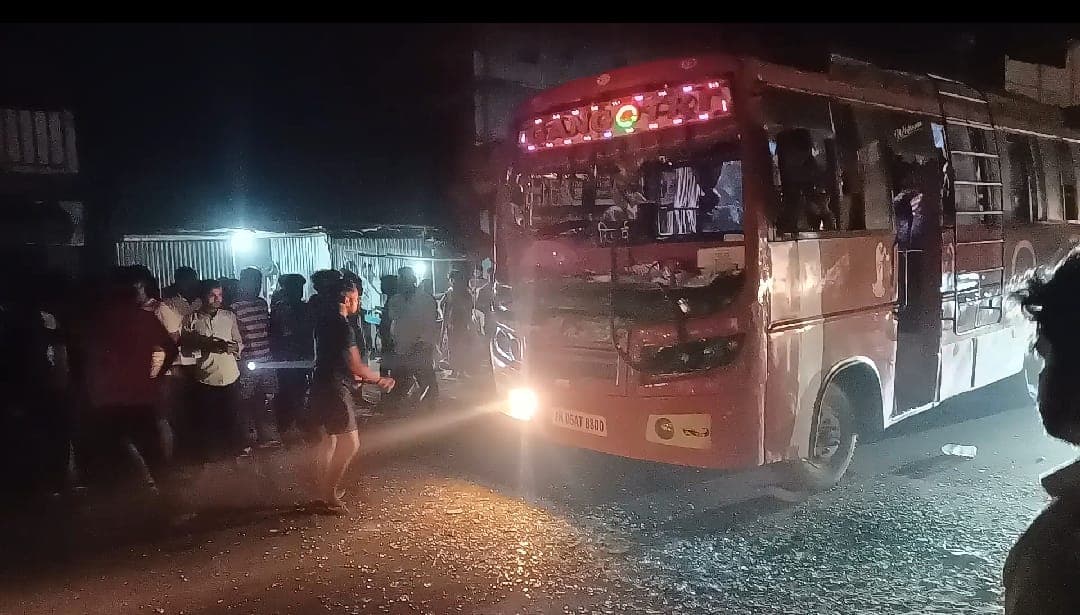 गढ़वा में बस के कुचले जाने से ग्रामीण की हुई मौत, लोगों ने किया सड़क जाम