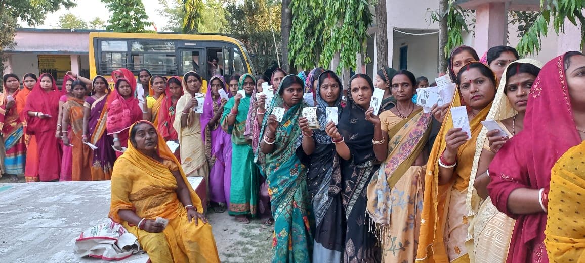 बिहार में दूसरे चरण का मतदान समाप्त, 50 उम्मीदवारों की किस्मत EVM में कैद, जानिए कितनी हुई वोटिंग?