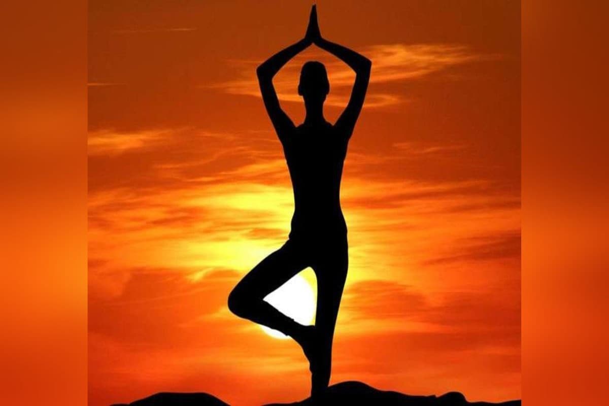 Yoga for weakness and fatigue: शरीर में कमजोरी और थकान है तो करें स्वामी रामदेव द्वारा बताए गए ये योगासन