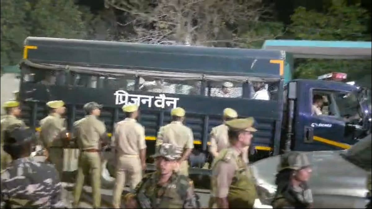 Abbas Ansari News: पिता मुख्तार अंसारी की कब्र पर अब्बास ने पढ़ी फातिहा, आज व कल परिवारीजनों से होगी मुलाकात