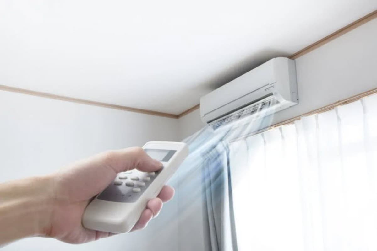 AC Side Effects: गर्मी में एसी चलाकर रहते हैं तो दे रहे हैं इन खतरनाक बीमारियों को दावत