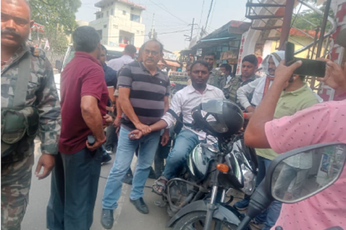 चतरा और पलामू में एसीबी की बड़ी कार्रवाई, 2 सरकारी बाबू रिश्वत लेते रंगेहाथ गिरफ्तार