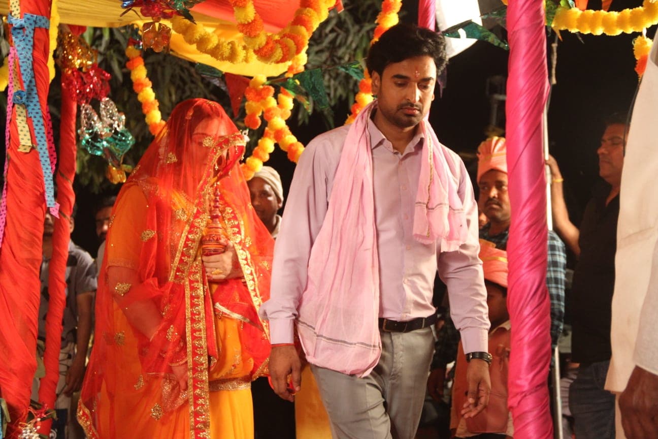 Bhojpuri Film : ये क्या ! आम्रपाली दुबे ने लिये शादी के फेरे और निरहुआ ने दिया आशीर्वाद !