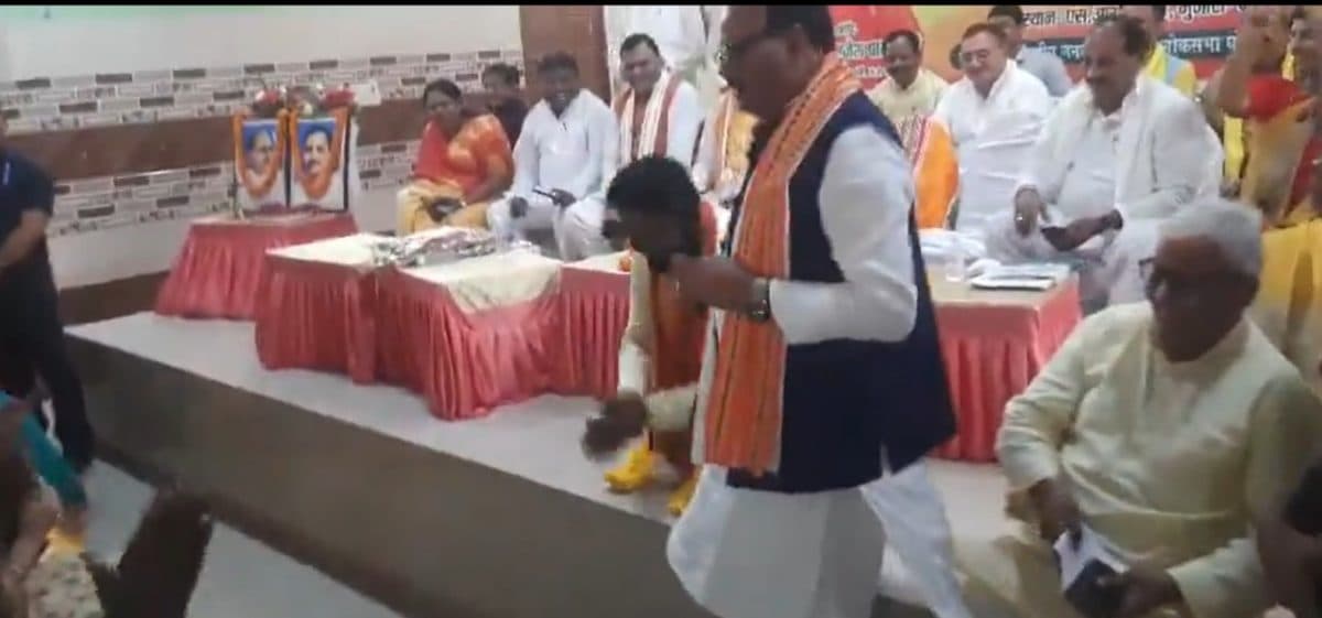 Lok Sabha Election 2024: सुभासपा प्रमुख के बेटे अरविंद राजभर को घुटनों पर बैठकर क्यों मांगनी पड़ी माफी?