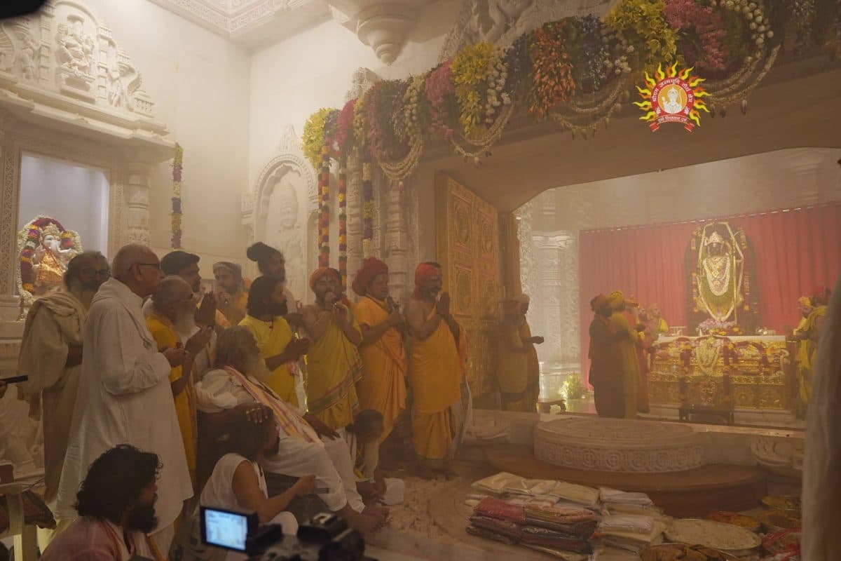 Ayodhya Ram Mandir: रामलला के दर्शन के लिए पहुंचे 15 लाख श्रद्धालु, अनुमान से कम रही भीड़