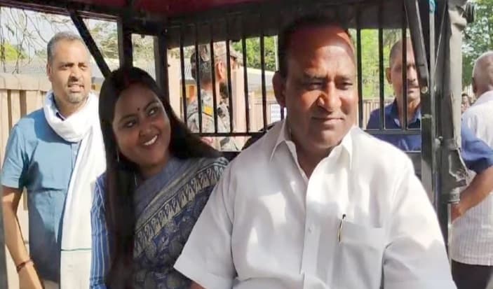 Lok Sabha Poll: टोटो और साइकिल से बूथों तक पहुंच रहे नेता, वोट देने से पहले कर रहे पूजा