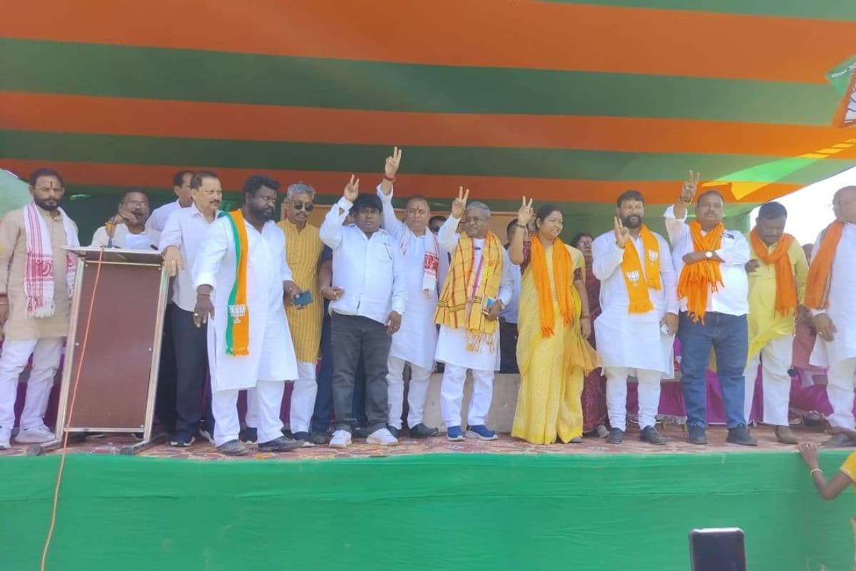 जनसभा में उपस्थित बाबूलाल मरांडी