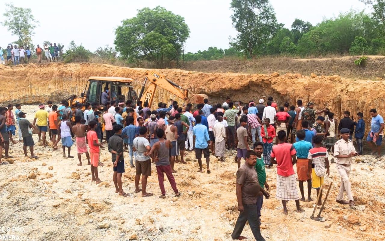 PHOTOS: सरहुल से एक दिन पहले बहरागोड़ा में टीला ढहा, मिट्टी में दबीं 3 लाशें, मच गई चीख-पुकार