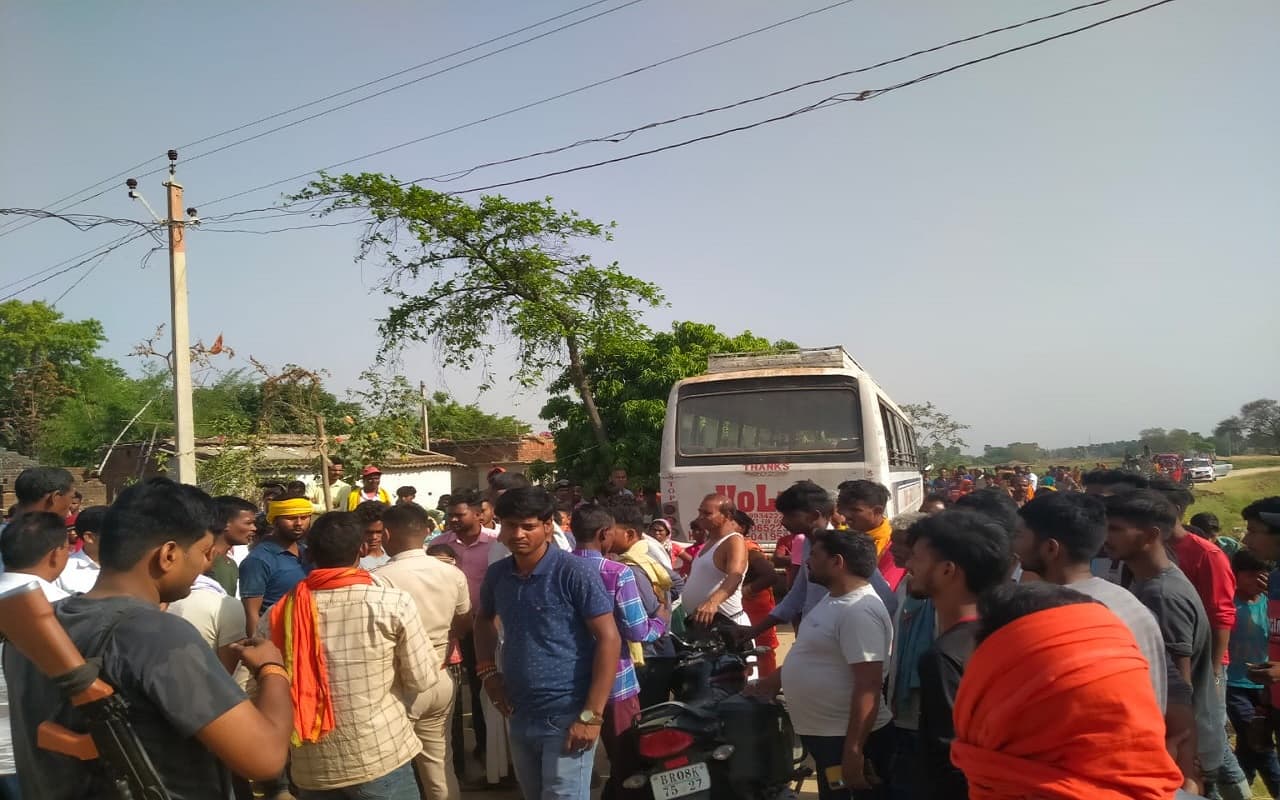 बिहार: बांका में बारातियों की बस 11000 हाईटेंशन तार की चपेट में आयी, करंट लगने से 8 लोग झुलसे, 4 रेफर