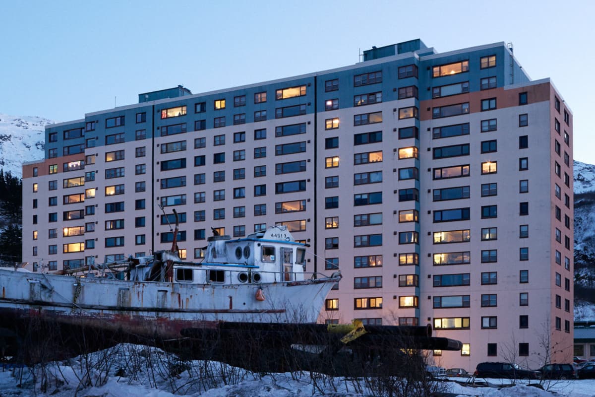 एक शहर ऐसा, जहां एक ही छत के नीचे रहती पूरी आबादी, सभी सुविधाएं भी मौजूद