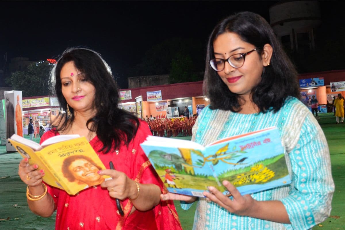 धनबाद बुक फेयर पुस्तक प्रेमियों को कर रहा आकर्षित, हिंदी, बांग्ला व अंग्रेजी में उपलब्ध हैं किताबें