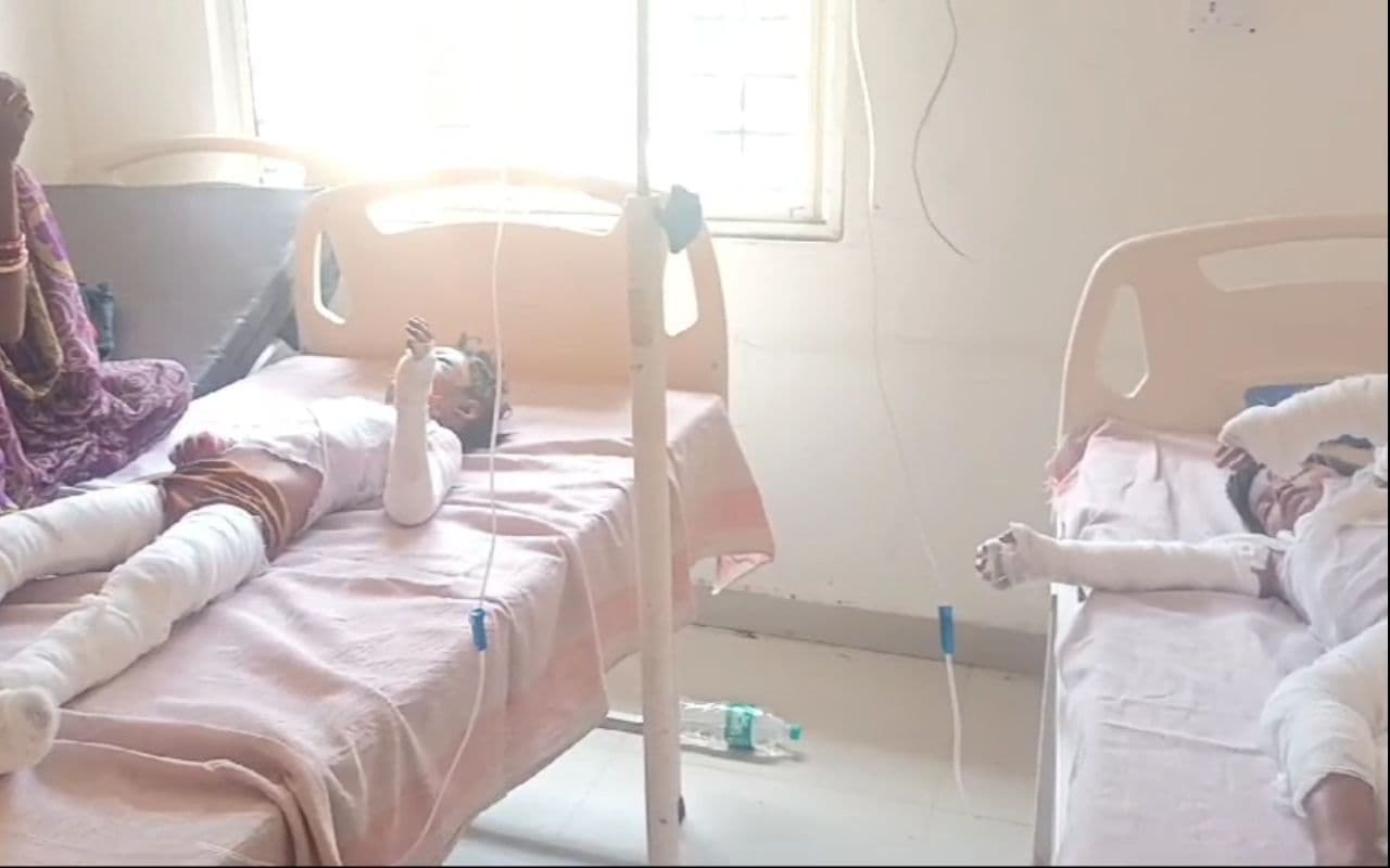 सिस्टम की लापरवाही : धनबाद के SNMMCH में तड़पती बहनों को नहीं किया बर्न वार्ड में शिफ्ट, बाद में रिम्स रेफर किया, देखें VIDEO